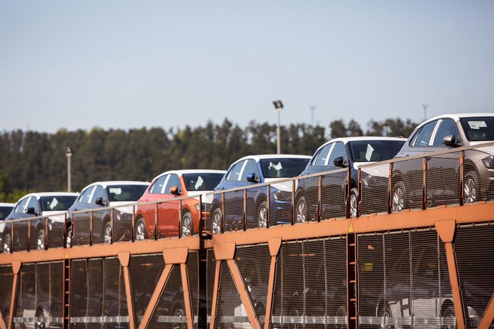 Archivo - Imagen de coches de Volkswagen en un tren.