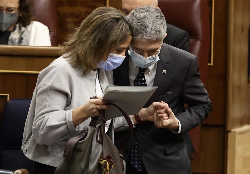 La vicepresidenta tercera y ministra para la Transición Ecológica y el Reto Demográfico, Teresa Ribera, y el ministro del Interior, Fernando Grande-Marlaska, conversan en una sesión plenaria en el Congreso 
