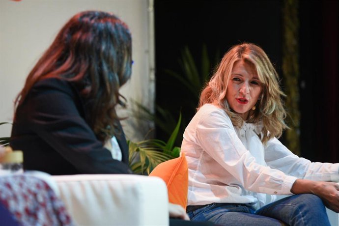 Archivo - La vicepresidenta de la Generalitat Valenciana, Mónica Oltra (i), y la vicepresidenta del Gobierno, Yolanda Díaz, en el acto Otras Políticas, a 13 de noviembre de 2021