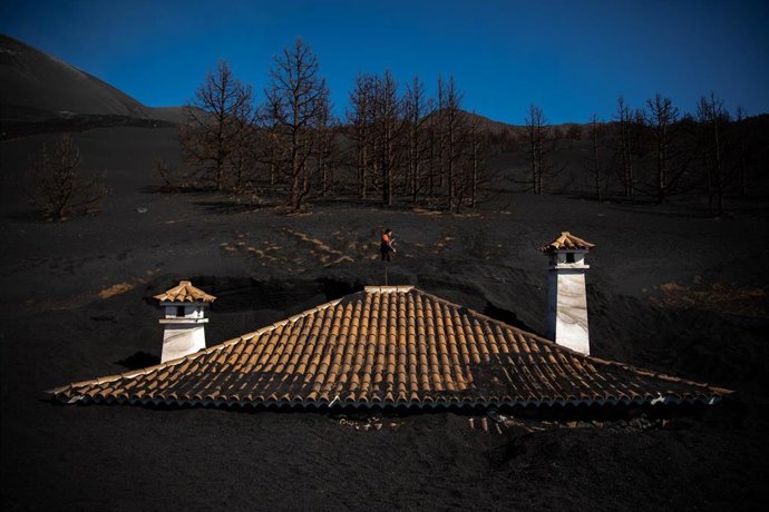 Vicente Leal pasea sobre el tejado de su casa en Las Manchas