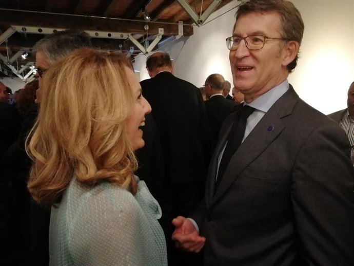 Archivo - La portavoz del PP en la Junta General del Principado de Asturias, Teresa Mallada, conversa en Vegadeo con el presidente de Galicia, Alberto Núñez Feijóo.