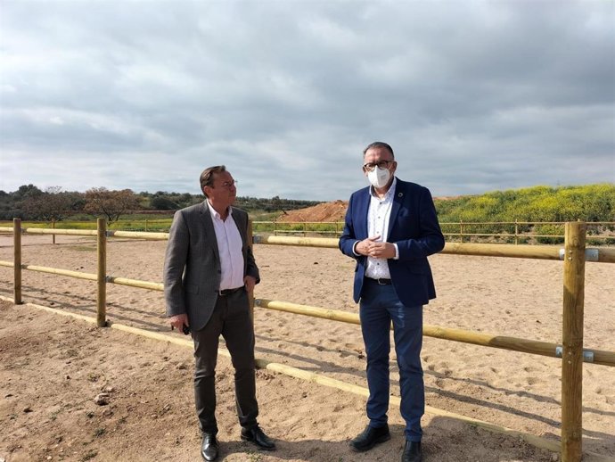 Palomares (izda.) y Díaz visitan el entorno de La Cobata en Villafranca.