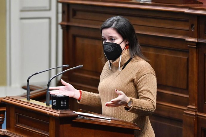 La consejera de Turismo del Gobierno de Canarias, Yaiza Castilla, en el Pleno del Parlamento