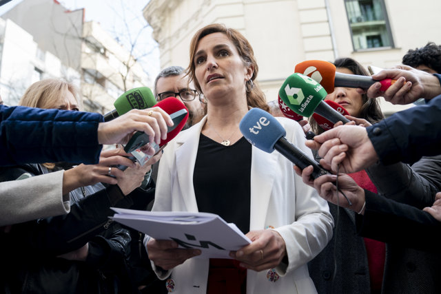 La portavoz de Más Madrid en la Asamblea de Madrid, Mónica García, ofrece declaraciones a los medios, después de ampliar la denuncia sobre los contratos al hermano de la presidenta de la Comunidad de Madrid, en la Fiscalía Anticorrupción
