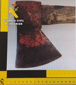 Hacha intervenida por la Guardia Civil al detenido.
