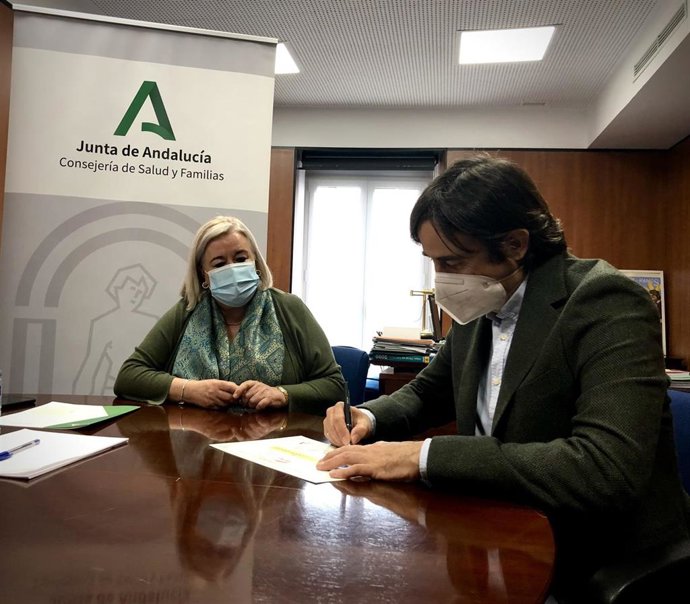 La delegada territorial de Salud y Familias, Manuela Caro, ha suscrito con el alcalde de El Cerro de Andévalo, Pedro José Romero, la adhesión de este municipio a la Red Local de Acción en Salud de Andalucía (Relas).
