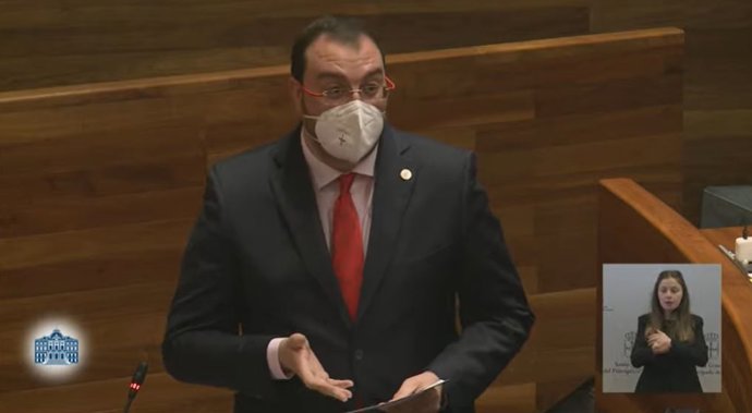 Adrián Barbón interviene en la Junta General Asturiana.