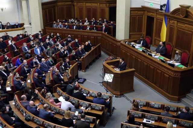 El presidente de Ucrania, Volodimir Zelenski, da un discurso ante la Rada Suprema