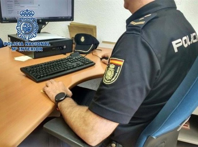 Un agente de la Policía Nacional durante la investigación de la estafa.