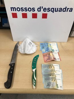 Dinero y cuchillos incautados al sospechoso.