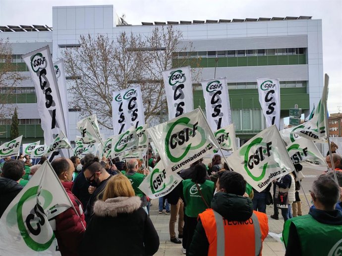 Csif se manifiesta frente al SES para protestar por el contrato de las ambulancias.