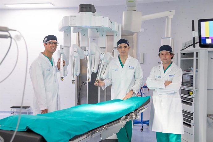 De izquierda a derecha, los doctores Medina, Ruibal y Campanario.