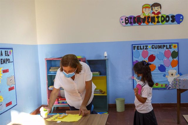 Una profesora y una alumna en una clase en Asunción, Paraguay