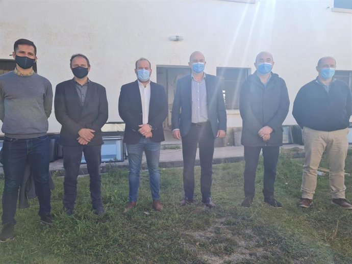 El conseller de Medio Ambiente y Territorio, Miquel Mir, en una visita a las obras de rehabilitación y adecuación del edificio del Ibanat en Sa Coma (Ibiza).