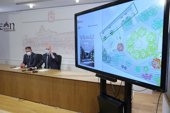 El alcalde de León, José Antonio Diez, y el concejal de Desarrollo Urbano, Luis Miguel García Copete, en la presentación del proyecto para licitar obras en varios parques de la ciudad.