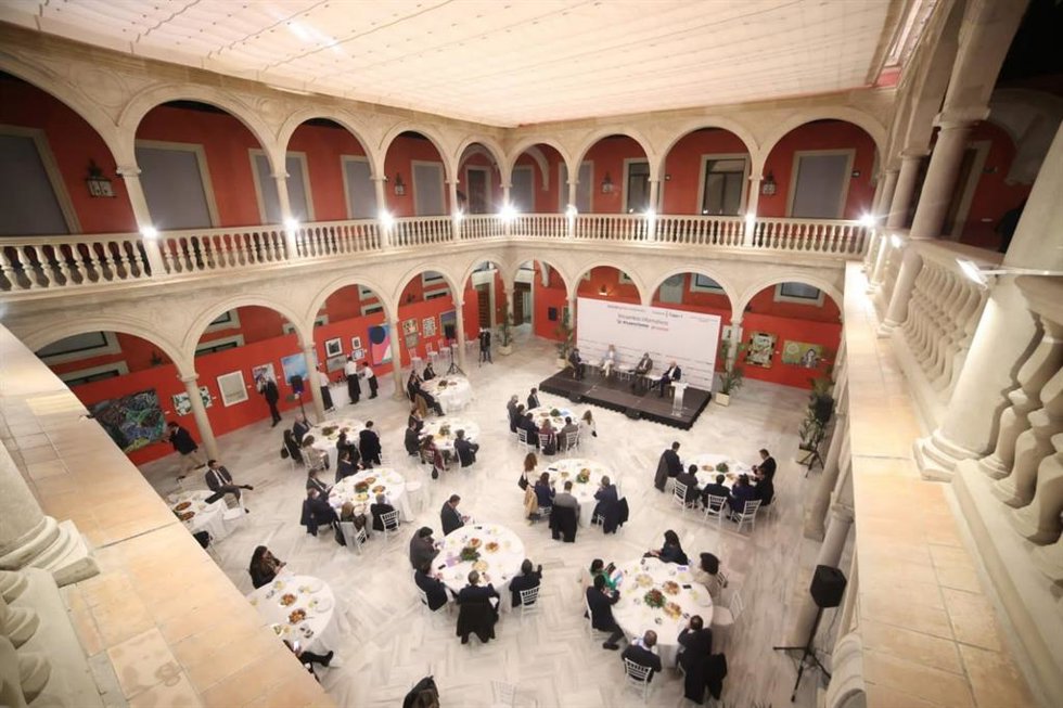 Encuentro informativo de Europa Press celebrado en la sede de la Fundación Cajasol sobre rebaja fiscal.
