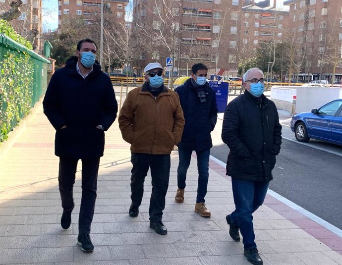 Óscar Puente (Izquierda), En Una Visita A La Calle Huertas De Valladolid.