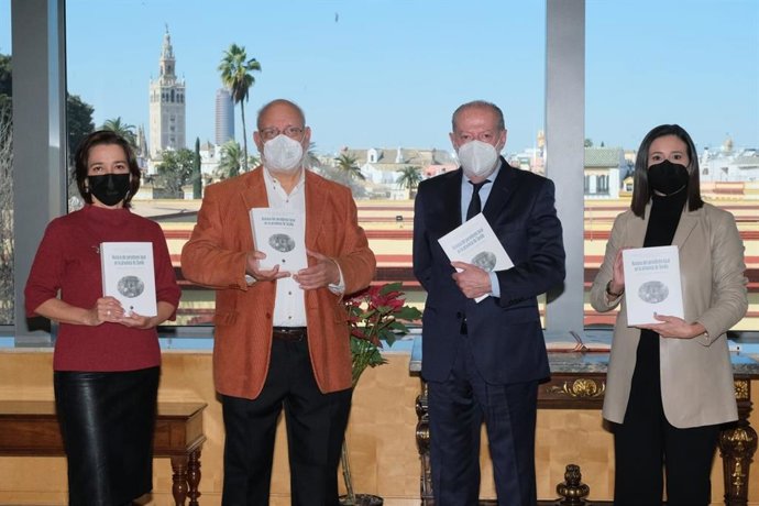 Rodríguez Villalobos y Antonio Checa, en la presentación del libro 'Historia del periodismo local en la provincia de Sevilla'.