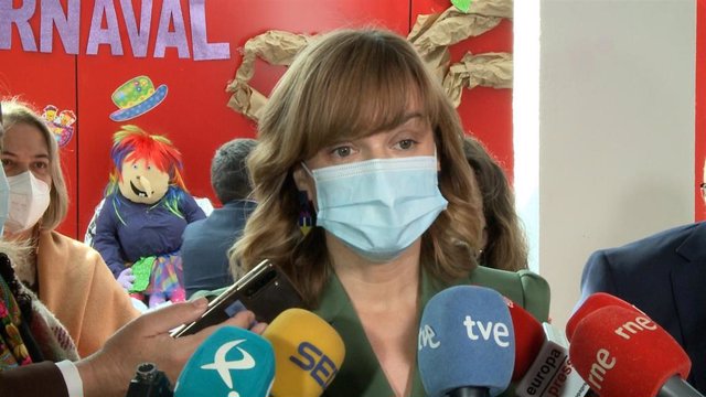 La ministra de Educación, Pilar Alegría, en declaraciones a los medios en Montehermoso (Cáceres)