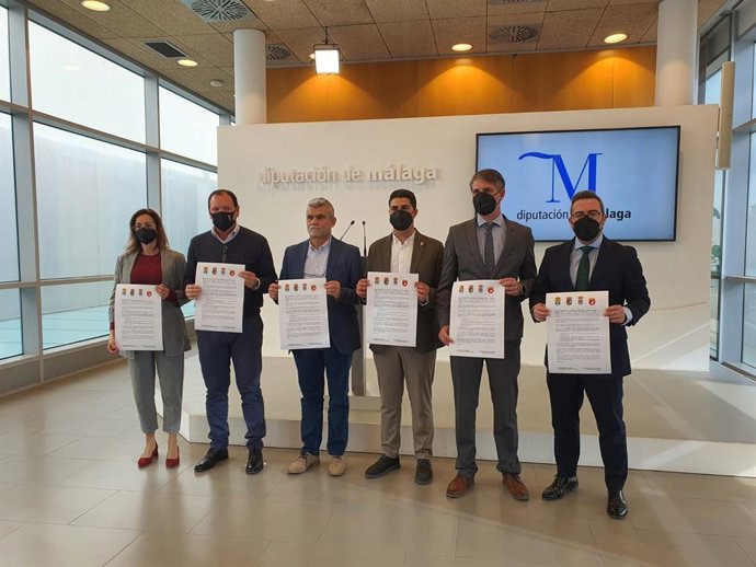 Los alcaldes de Fuente de Piedra, Siro Pachón; Alameda, José García; Humilladero, Miguel Asensio, y Mollina, Eugenio Sevillano, en rueda de prensa junto a los diputados provinciales Teresa Sánchez (UPporM) y Manuel Chicón (PSOE)