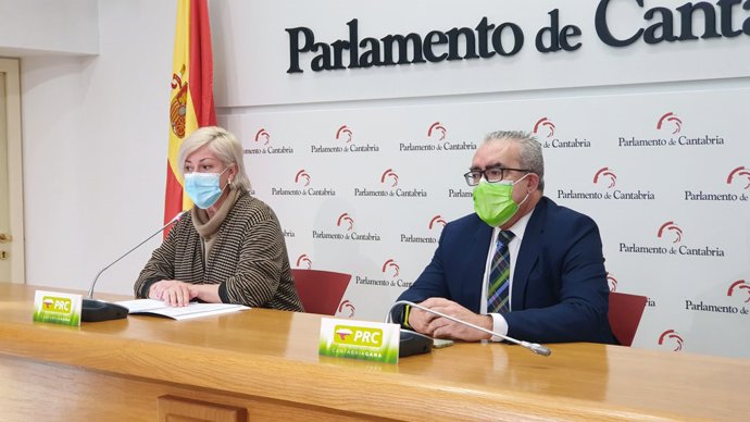 La diputada del PRC y alcaldesa de Polanco, Rosa Díaz, y el portavoz del grupo regionalista en el Parlamento regional, Pedro Hernando