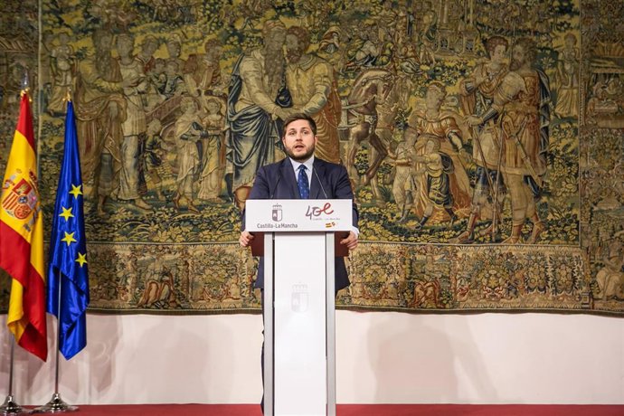 El consejero de Fomento, Nacho Hernando , en rueda de prensa tras la reunión con entidades financieras.