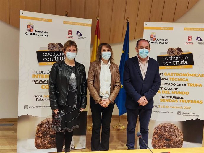 Yolanda Santos, Rocío Lucas y Benito Serrano presentan 'Cocinando con Trufa'.