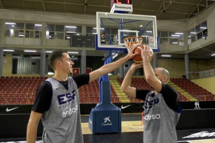 Los internacionales Quino Colom y Miquel Salvó se unen a la campaña de CRIS para poner un 'tapón' al cáncer.