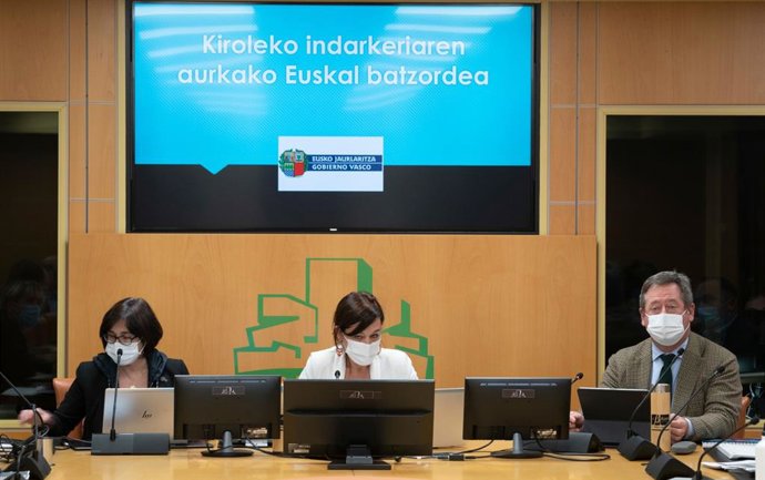 El consejero de Cultura y Política Linguística, Bingen Zupiria (a la derecha), en su comparecencia ante la Comisión de Cultura, Euskera y Deporte