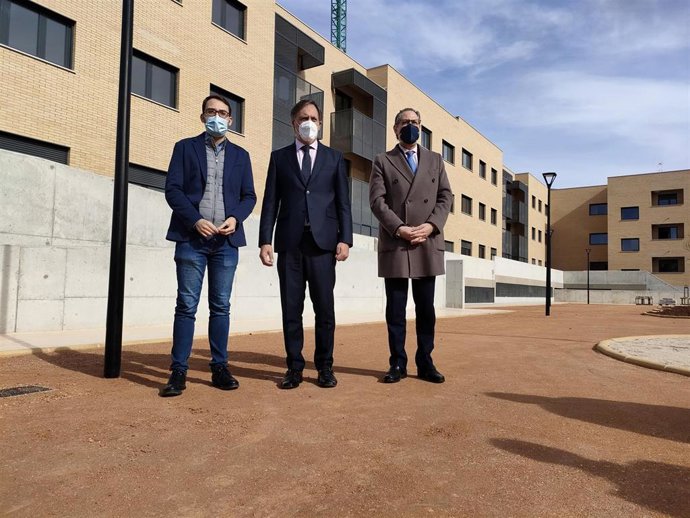 El alcalde de Salamanca, Carlos García Carbayo (c), junto a los concejales Ángel Fernández (i) y Fernando Carabias.