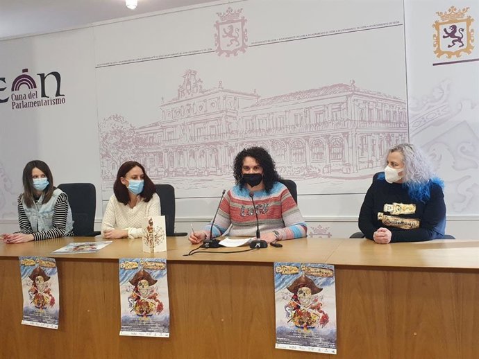 La concejal de Bienestar Social y Juventud, Vera López, junto a la directora del espectáculo, Lourdes Fernández, la coordinadora del proyecto Mestizo de Fundación Juan Soñador, Estefanía González, y la coordinadora de la Asociación Auryn, Sandra Mateos