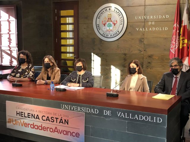Helena Castán, en el centro de la imagen, presnta su candidatura a rectora de la UVA.