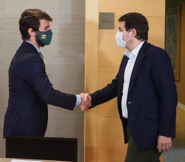 García-Gallardo y Mañueco se saludan al inicio de la primera reunión para la conformación de Gobierno