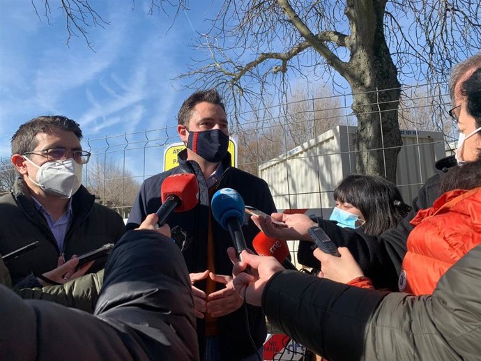 El alcalde de Burgos, Daniel de la Rosa, en una visita a las obras del puente Besson.