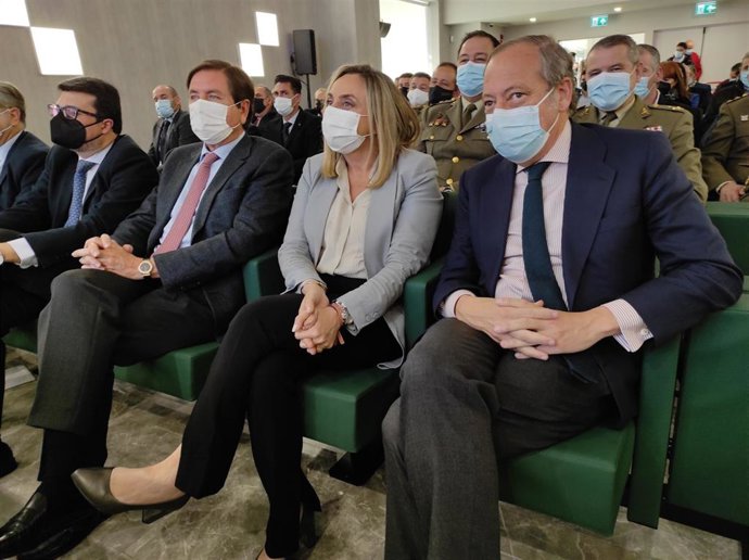 Marifrán Carazo (centro) asiste en Córdoba al foro sobre la Base Logística del Ejército de Tierra.