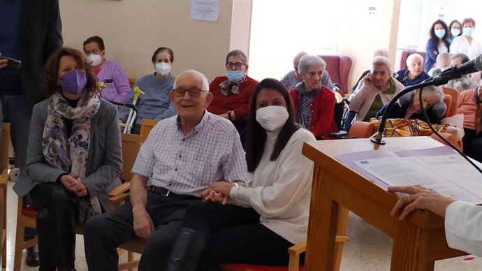 La consejera de Bienestar Social, Bárbara García Torijano, visita la residencia de mayores Las Hoces en Cuenca.