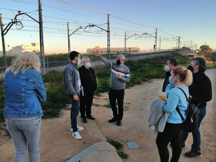 González Rojas se reúne con vecinos del Distrito Cerro-Amate sobre el adecentamiento de la zona próxima a la parada de Cocheras del Metro.
