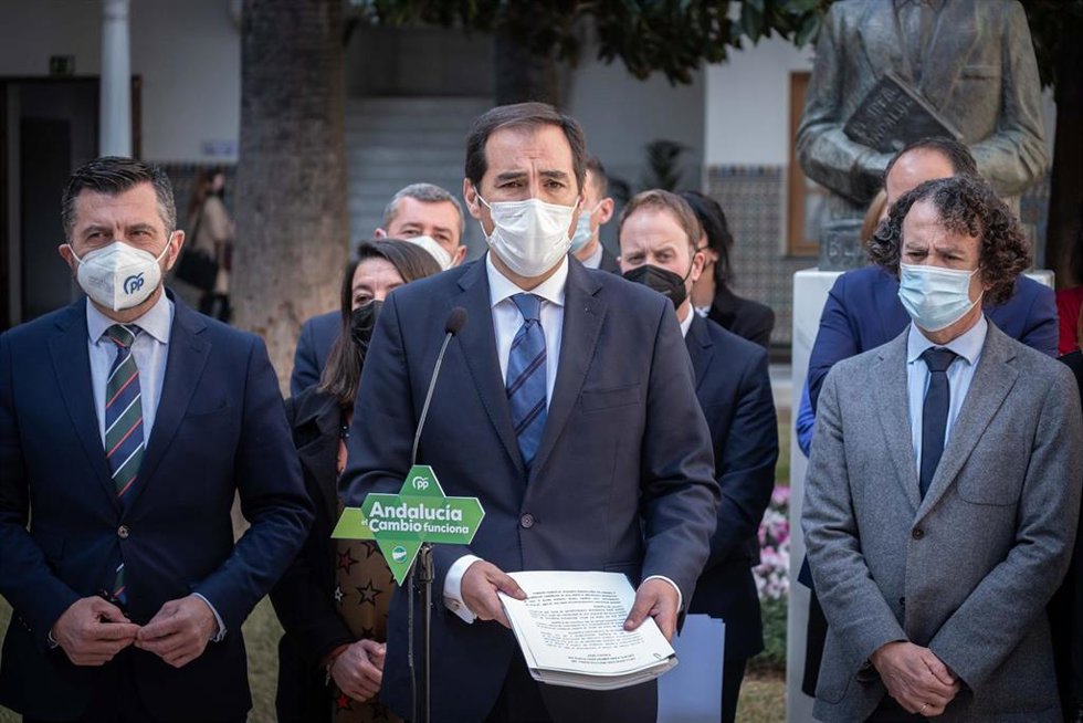 El portavoz del Grupo Popular, José Antonio Nieto, lee el manifiesto por el 28F