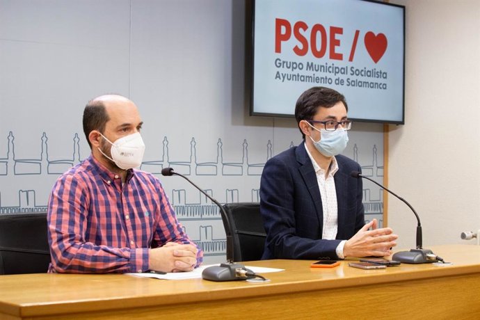 El portavoz del Grupo Socialista, José Luis Mateos (d), y el concejal Chema Collados (i).