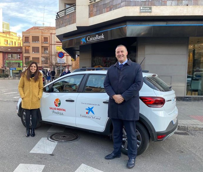 Eva Fernández, directora de Salud Mental Aranda, y José Ángel Torres, director de área de negocio de CaixaBank en Aranda.