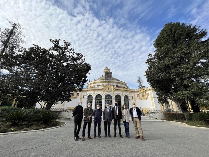 El alcalde de Sevilla, Antonio Muñoz, ha presentado el proyecto de rehabilitación de las cubiertas del Lope de Vega, que empieza ya.