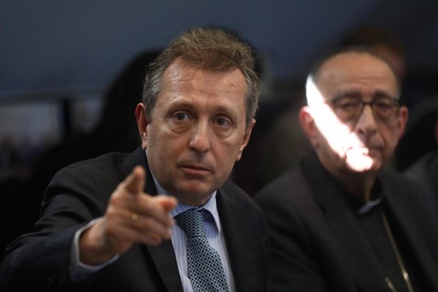 El presidente de la firma legal Cremades&Calvo Sotelo, Javier Cremades, junto al cardenal Juan José Omella.