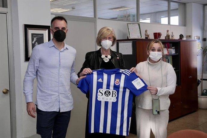 La consejera de Educación, Marina Lombó, con los representantes de la Asociación Tolerancia Cero al Bullying y recibe la camiseta de la Gimnástica con el logotipo de la asociación