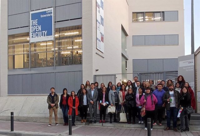 La directora de la Oficina del PE, María Andrés, y la responsable de Europe Direct Región de Murcia, Teresa Allepuz, se reúnen con organizaciones y alumnos del Centro Universitario The Open Faculty, sede de la Facultad de Turismo de la UMU