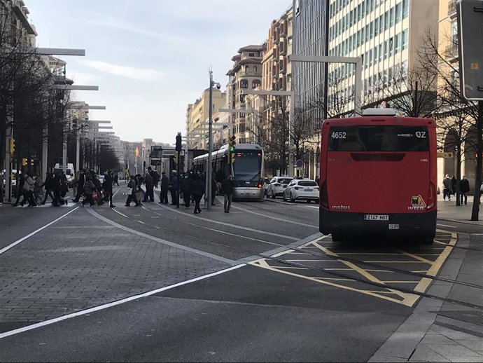 El tranvía y el utobús en plaza España en Zaragoza