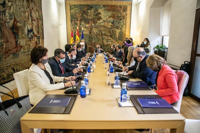 El presidente de Castilla-La Mancha, Emiliano García-Page, se reúne con representantes de las entidades financieras que cuentan con viviendas vacías en la región.