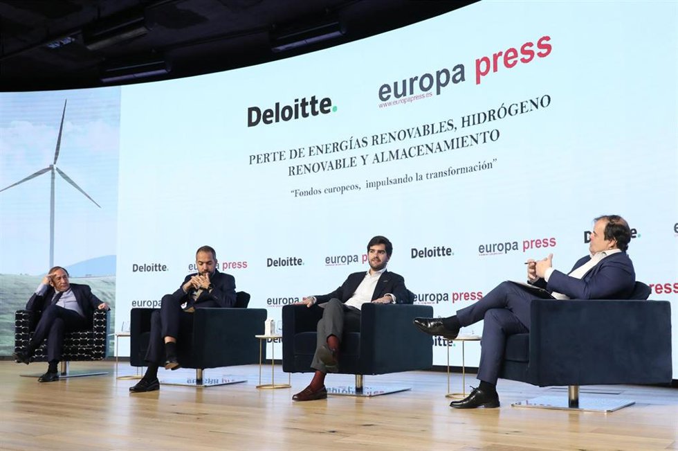 (I-D) El senior advisor de Q-Energy, Pedro Michelena; el Managing Director FRV X & Engineering, Felipe Hernández; el CFO y Director de inversiones de Greenalia, Antonio Fernández-Montells; y el socio de Financial Advisory de Deloitte, Jaume Pujol