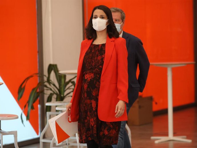 La líder de Cs, Inés Arrimadas, comparece tras una reunión del Ejecutivo de Ciudadanos.