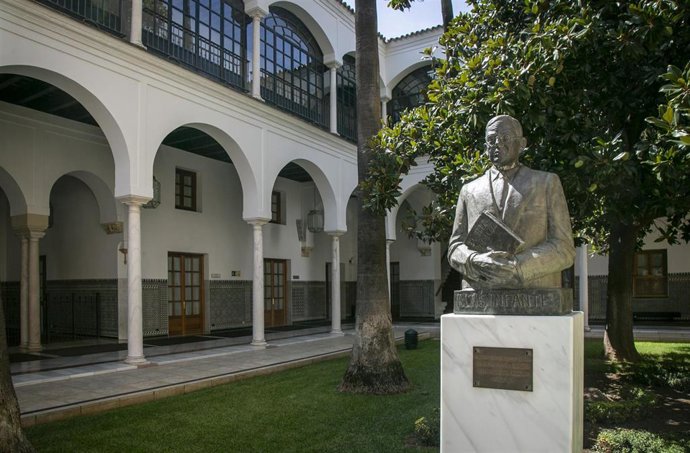 Archivo - Escultura de Blas Infante en el Patio del Recibimiento del Parlamento Andaluz, en una imagen de archivo
