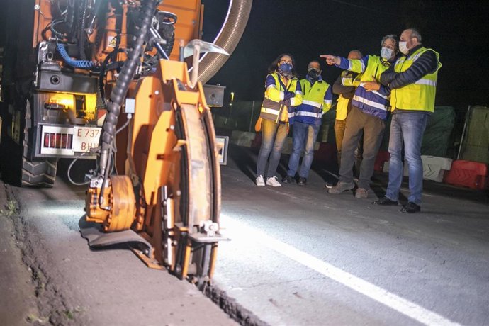 El vicepresidente primero del Cabildo de Tenerife y consejero de Innovación, Enrique Arriaga, contempla las labores de cableado que se están realizando en La Laguna